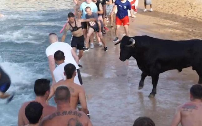 El toro cayó al agua después de embestir a un par de asistentes al evento. El toro cayó al agua después de embestir a un par de asistentes al evento.