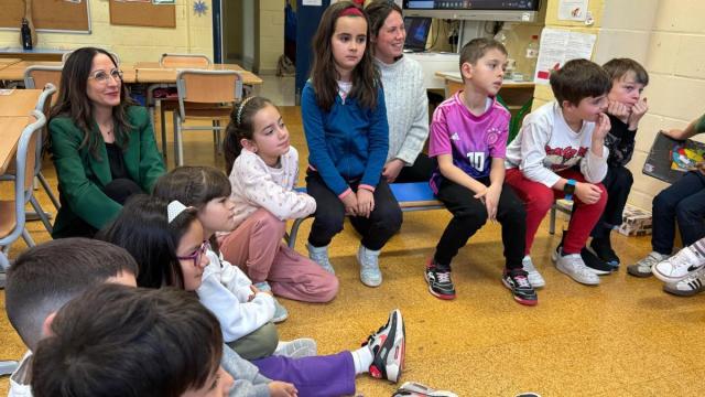 La consejera de Educación, Begoña Pedrosa, junto a un grupo de escolares de Primaria.