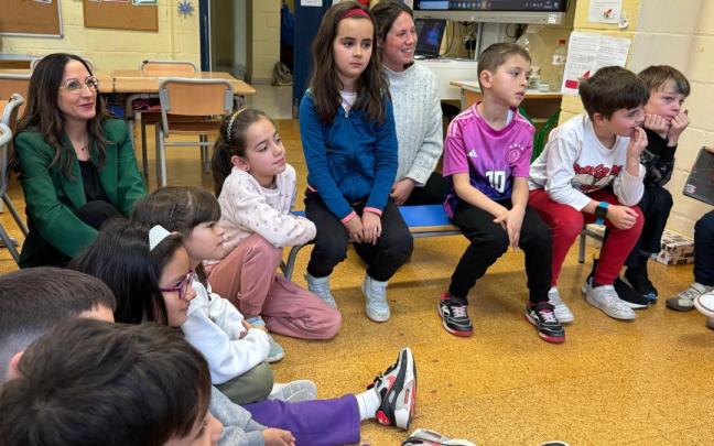 La consejera de Educación, Begoña Pedrosa, junto a un grupo de escolares de Primaria.