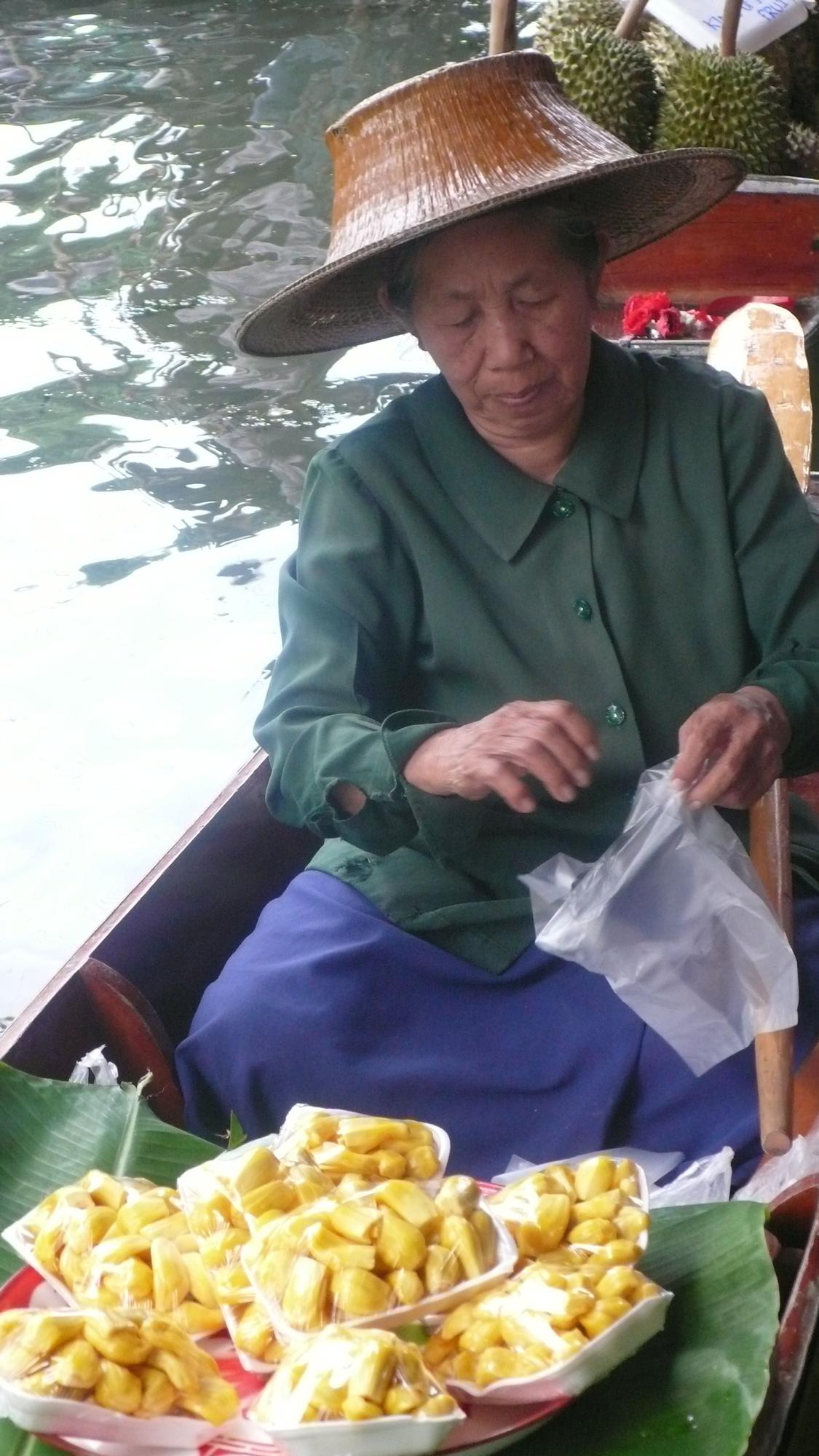 Una vendedora de frutas.