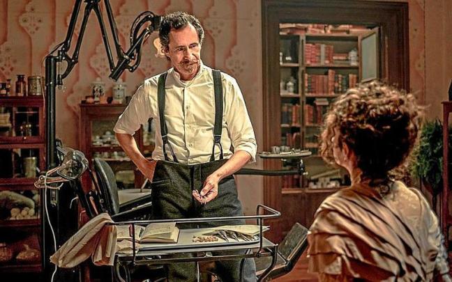 El actor mexicano Demián bichir, en una escena de la serie ‘El dentista’. | FOTO: MOVISTAR PLUS+