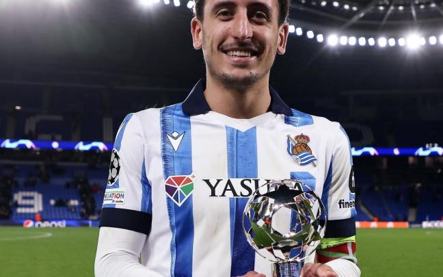 Oyarzabal, con el premio que le reconoce como mejor jugador del partido entre la Real y el Benfica. / N.G.