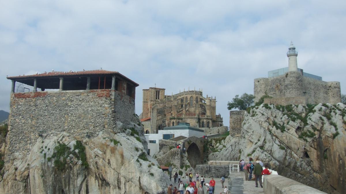 La capilla de Santa Ana frente al castillo y el faro de Castro Urdiales.