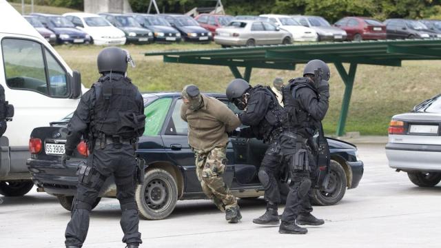 Especialistas de la Unidad de Intervención de la Ertzaintza durante una exhibición en la base de Berrozi a finales de 2009. Foto: Deia