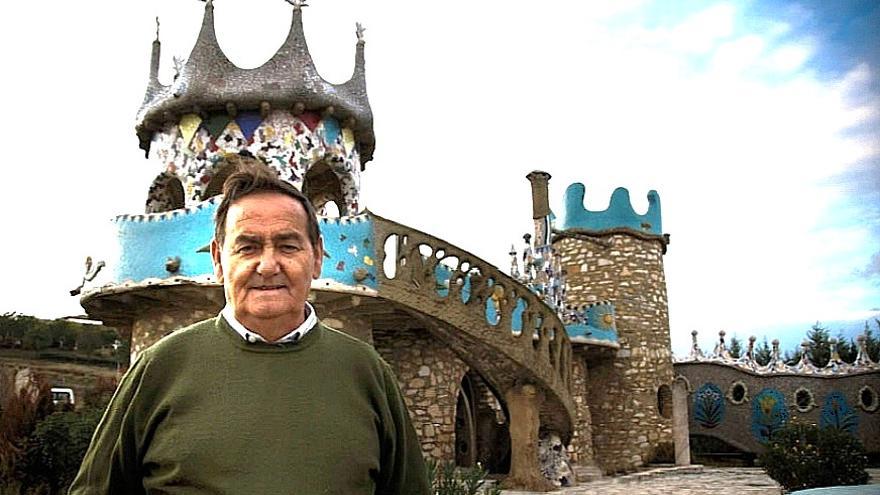 Francisco González ante su obra.