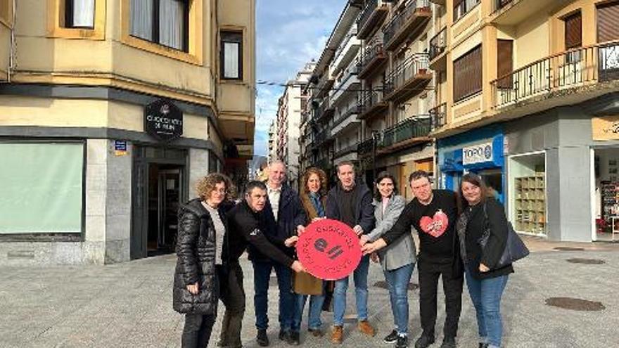 Iguiñiz eta Alzaga parte hartuko duten establezimenduen ordezkariekin.