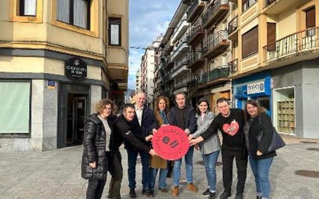Iguiñiz eta Alzaga parte hartuko duten establezimenduen ordezkariekin.