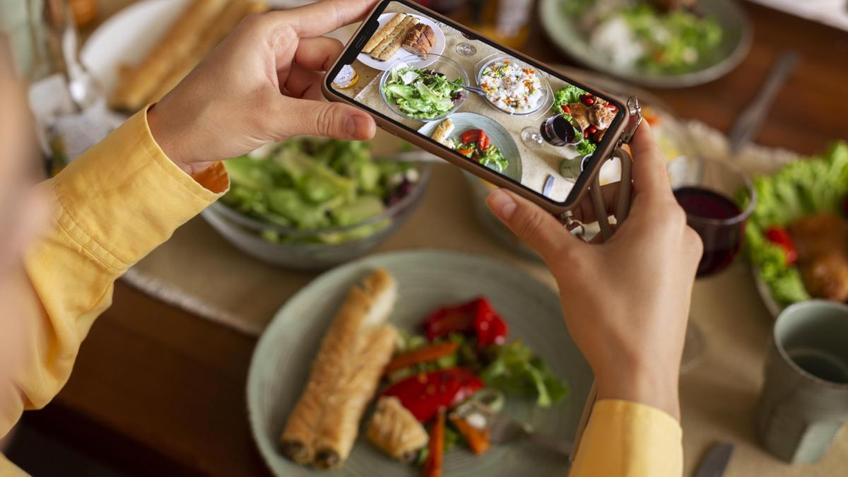 Persona sacando foto a comida.