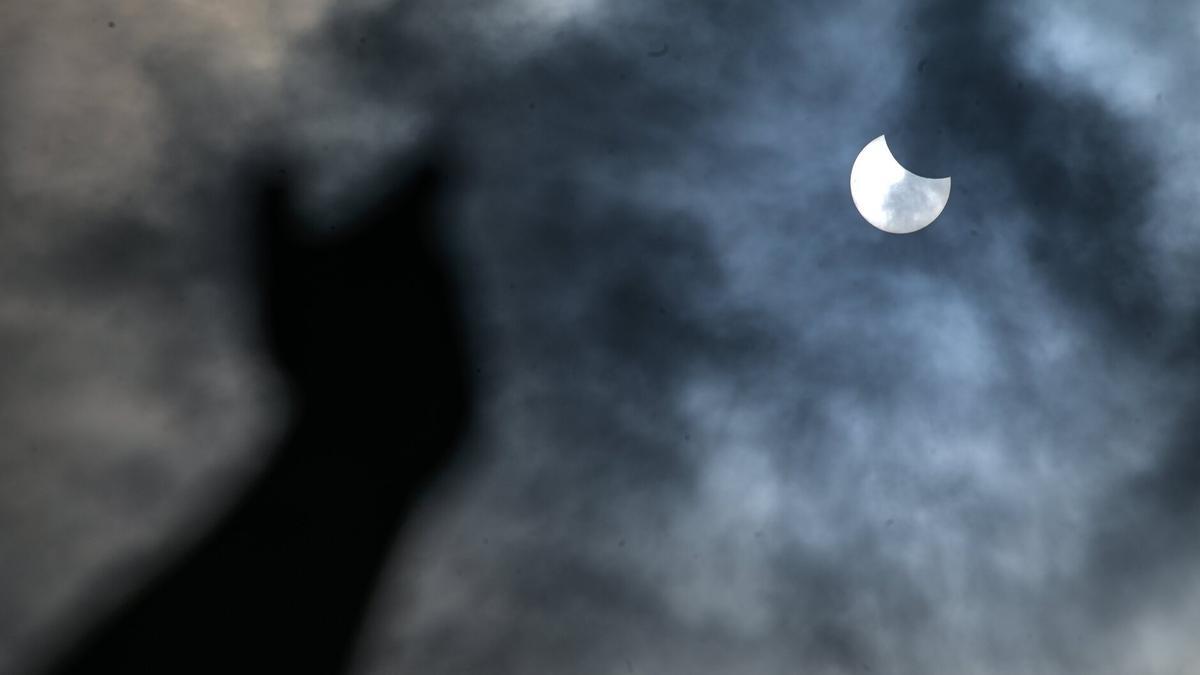 Una vista del eclipse parcial del sol visto desde A Coruña.