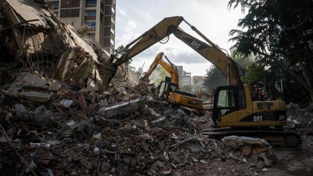 Integrantes de equipos de rescate trabajan, este jueves, en un edifico afectado por los terremotos en Caracas.
