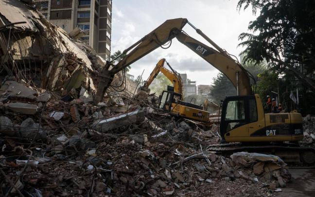 Integrantes de equipos de rescate trabajan, este jueves, en un edifico afectado por los terremotos en Caracas.