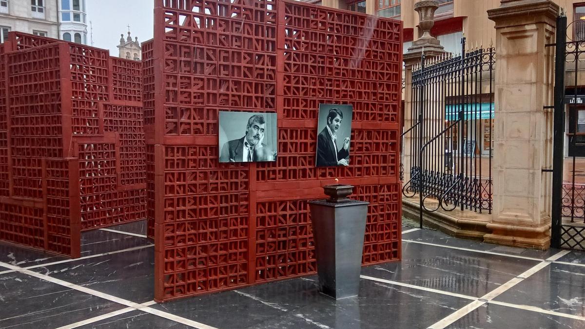 Los retratos de los dos socialistas asesinados por ETA en el exterior de la sede del Parlamento Vasco, donde permanecerá encendido un pebetero durante toda la jornada.