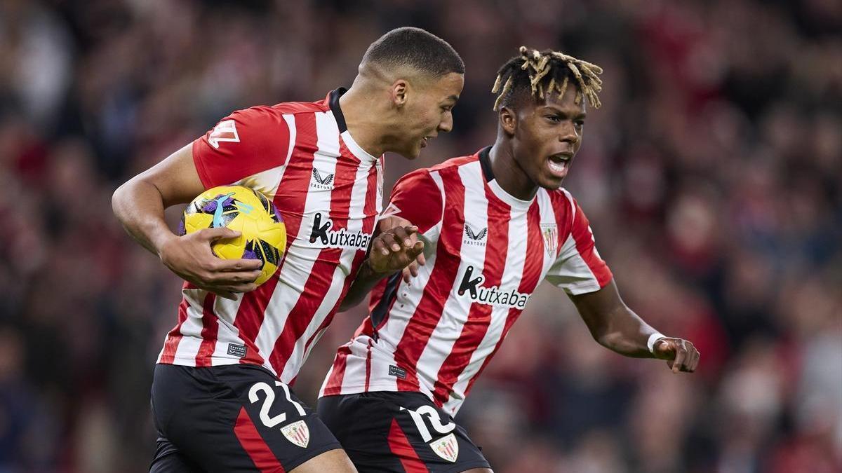 Nico Williams y Maroan Sannadi en un partido en San Mamés.