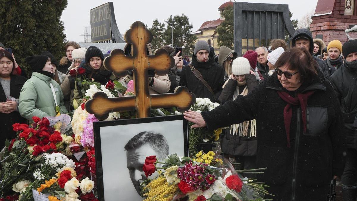 La madre de Alexei Navalni, Lyudmila Navalnaya, visita la tumba de su hijo durante el homenaje por el primer aniversario de su muerte.