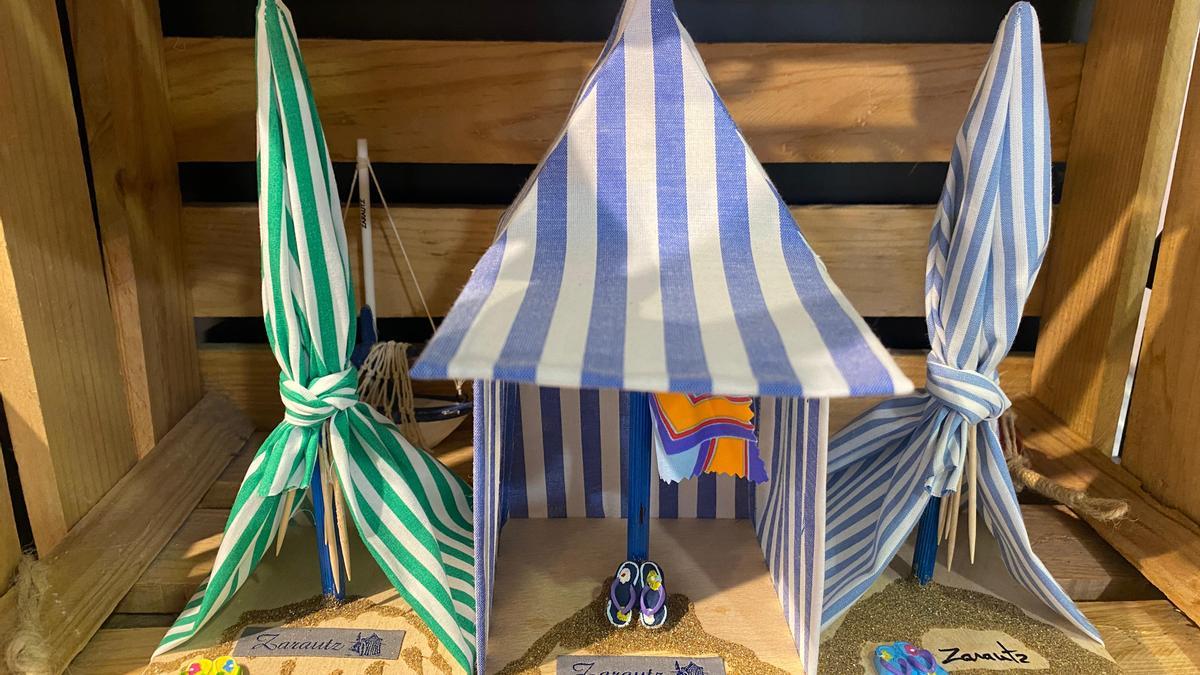 Toldos de la playa de Zarautz creados por Maite Isasti.