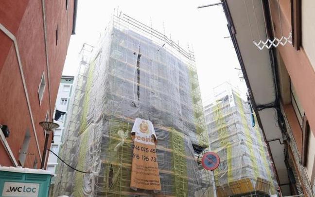 Las obras de regeneración urbana y rehabilitación integral se están ejecutando en 76 viviendas de siete edificios de las calles Iparragirre y Grupo Txibitxiaga