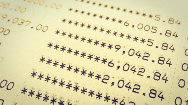 Apuntes de movimientos bancarios en una libreta de ahorro.