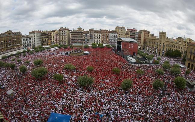 Vista de la Plaza del Castillo durante el lanzamiento del Chupinazo. Vista de la Plaza del Castillo durante el lanzamiento del Chupinazo.