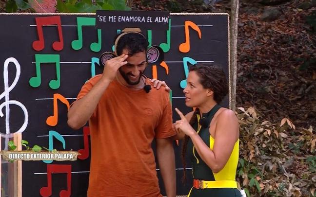 El concursante de 'Supervivientes 2023' Asraf Beno junto a la presentadora del programa, Laura Madrueño, durante el juego. El concursante de 'Supervivientes 2023' Asraf Beno junto a la presentadora del programa, Laura Madrueño, durante el juego.