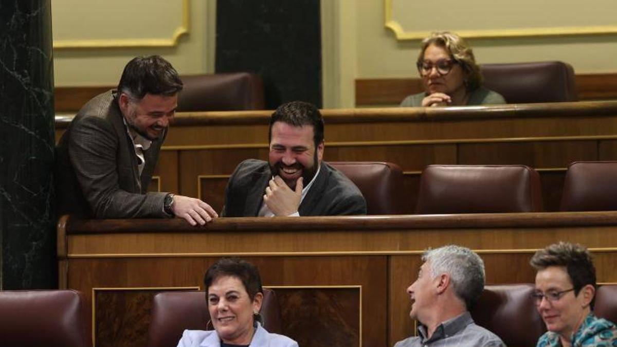 Oskar Matute conversa con Gabriel Rufián en el Congreso de los Diputados