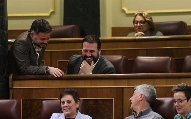 Oskar Matute conversa con Gabriel Rufián en el Congreso de los Diputados Oskar Matute conversa con Gabriel Rufián en el Congreso de los Diputados