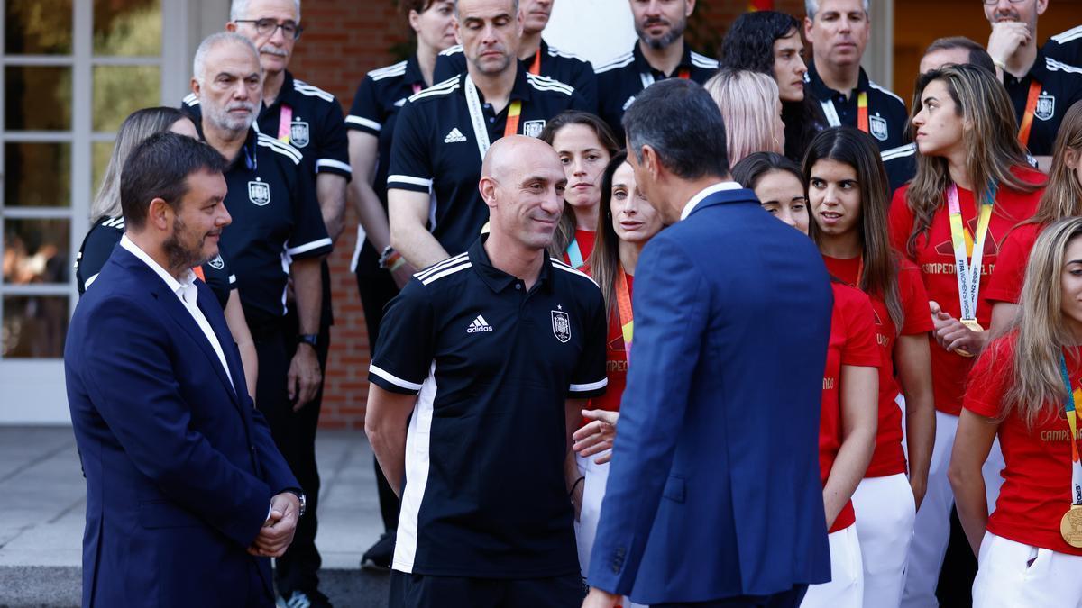 Recepción en Moncloa tras el triunfo en el mundial de fútbol femenino.