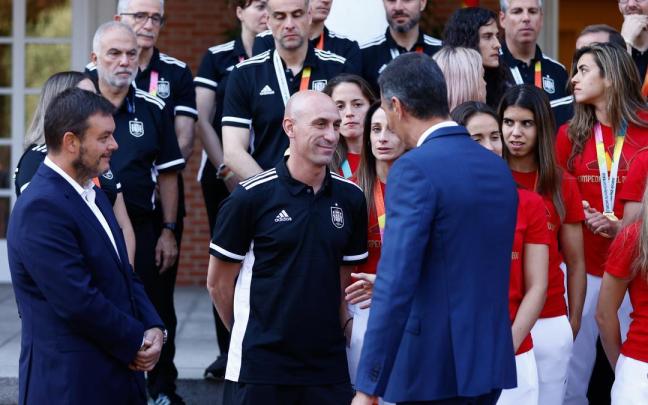 Recepción en Moncloa tras el triunfo en el mundial de fútbol femenino. Recepción en Moncloa tras el triunfo en el mundial de fútbol femenino.