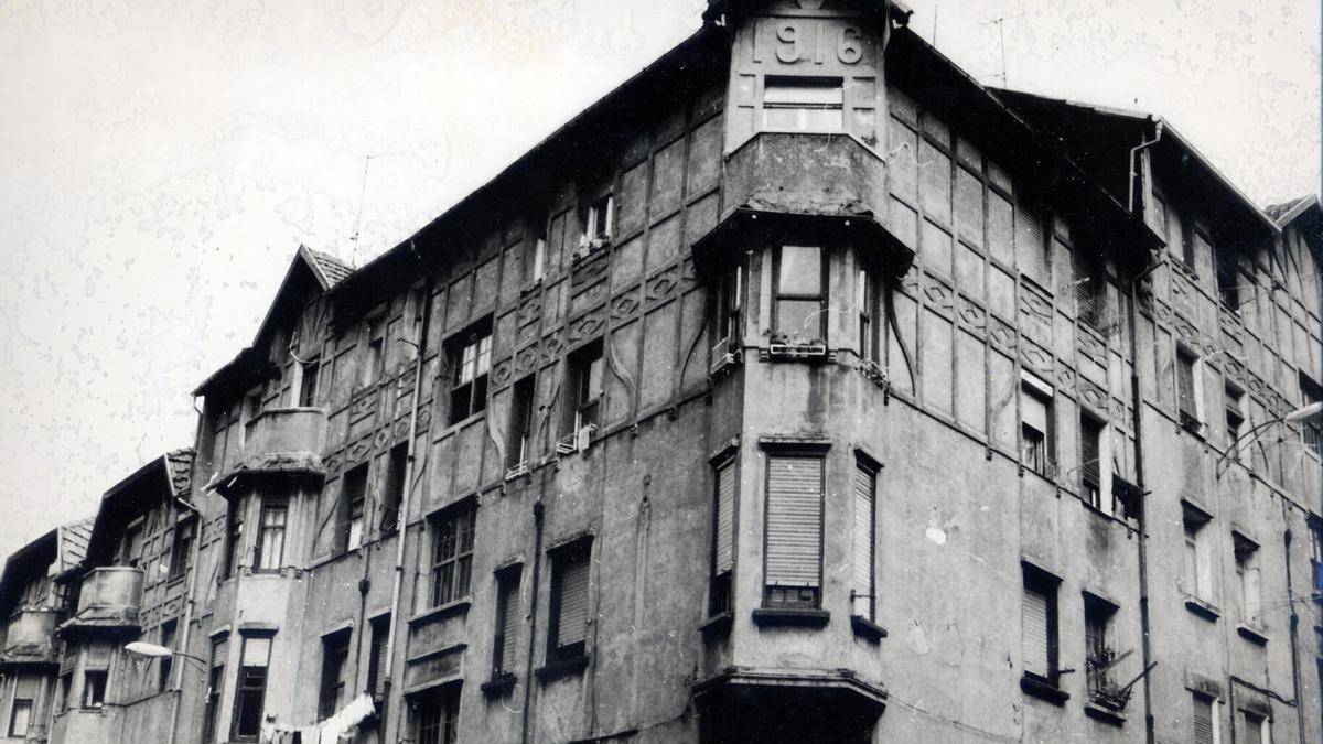 Reportaje sobre el centenario del barrio bilbaino de Iralabarri. Calles Bergara y Zuberoa