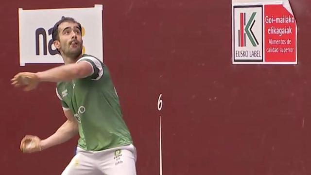 Gaizka Carregal supera a Ekhi Irribarria en la final de mano individual del Torneo Euskal Herritik Mundura.