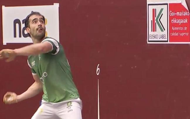 Gaizka Carregal supera a Ekhi Irribarria en la final de mano individual del Torneo Euskal Herritik Mundura.
