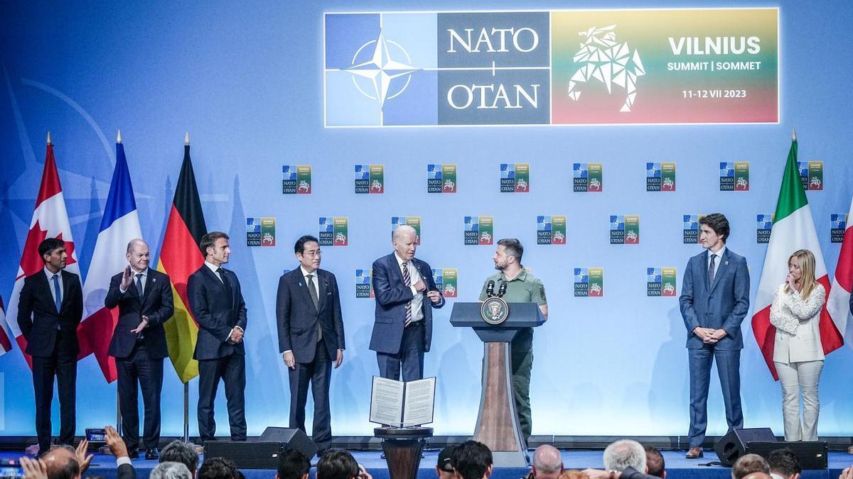 Volodomir Zelenski rodeado de los líderes del G-7 durante la cumbre de la OTAN.