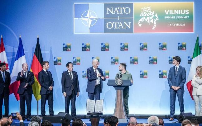 Volodomir Zelenski rodeado de los líderes del G-7 durante la cumbre de la OTAN. Volodomir Zelenski rodeado de los líderes del G-7 durante la cumbre de la OTAN.