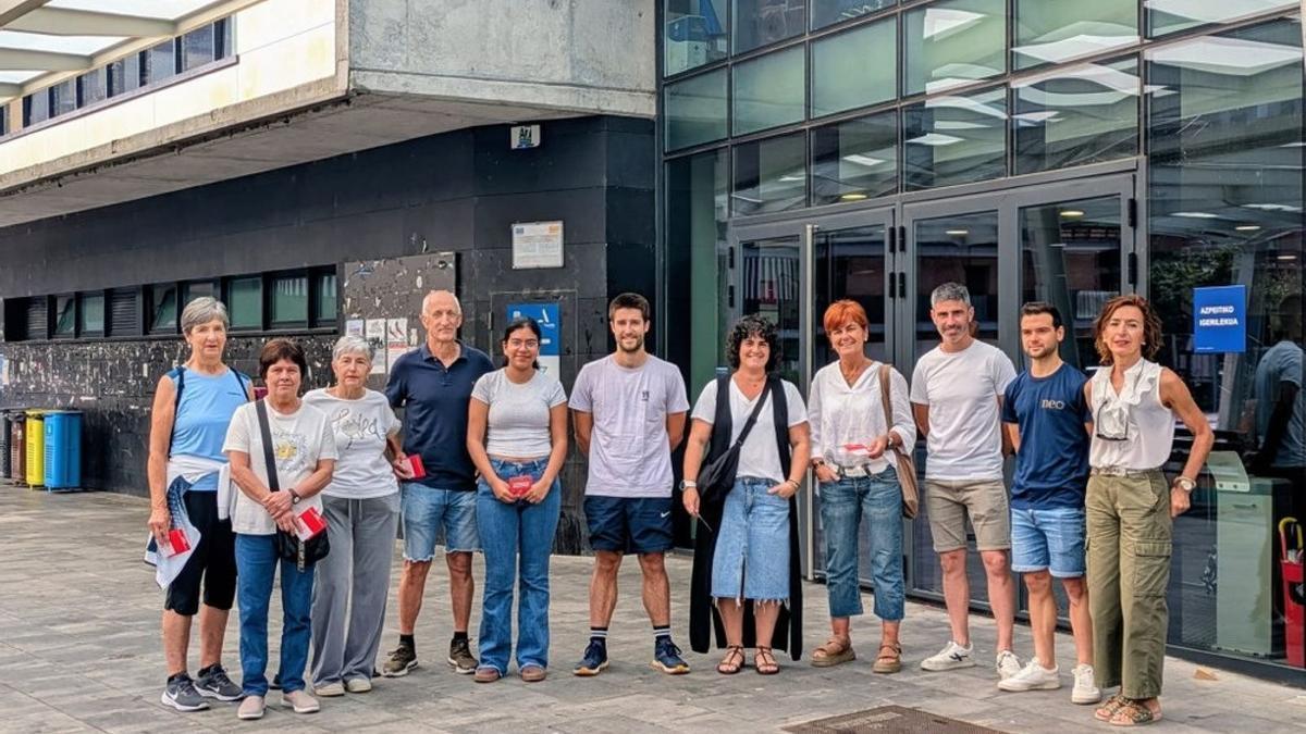 Entrega de premios a los agraciados en el sorteo que el Ayuntamiento ha llevado a cabo entre los vecinos que han participado en el reto.
