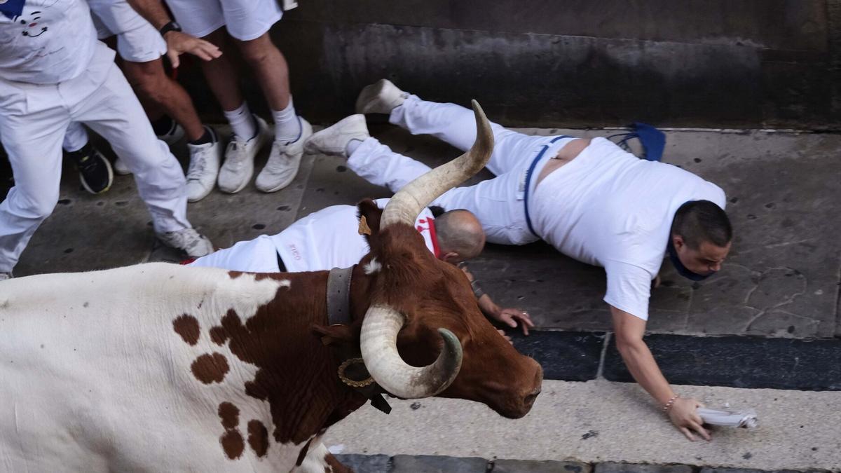 En imágenes: Los rápidos y temidos Cebada Gago, protagonistas del segundo encierro de Sanfermines