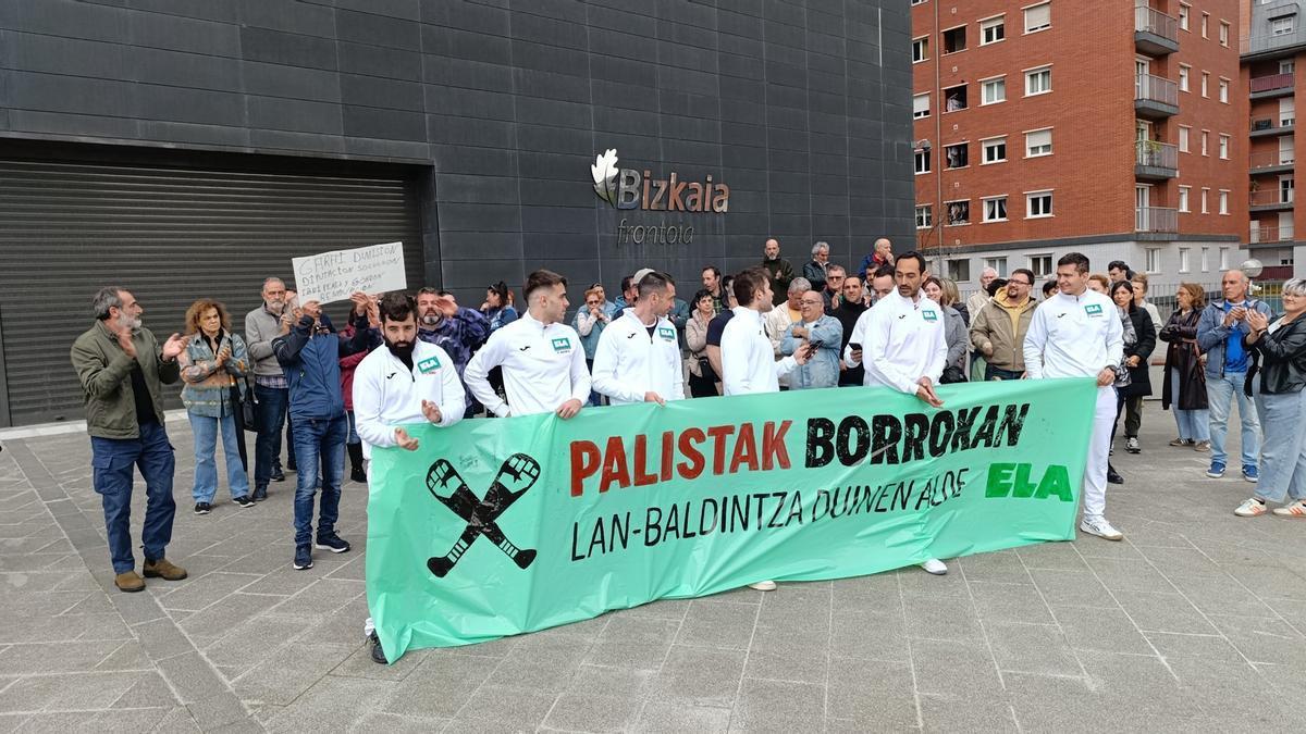Los palistas de Innpala se manifiestan frente al frontón Bizkaia de Bilbao.