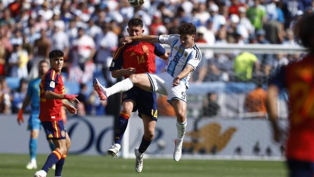 Pau Cubarsí y Aymeric Laporte, durante la final contra Argentina.