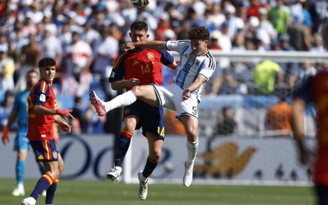 Pau Cubarsí y Aymeric Laporte, durante la final contra Argentina.