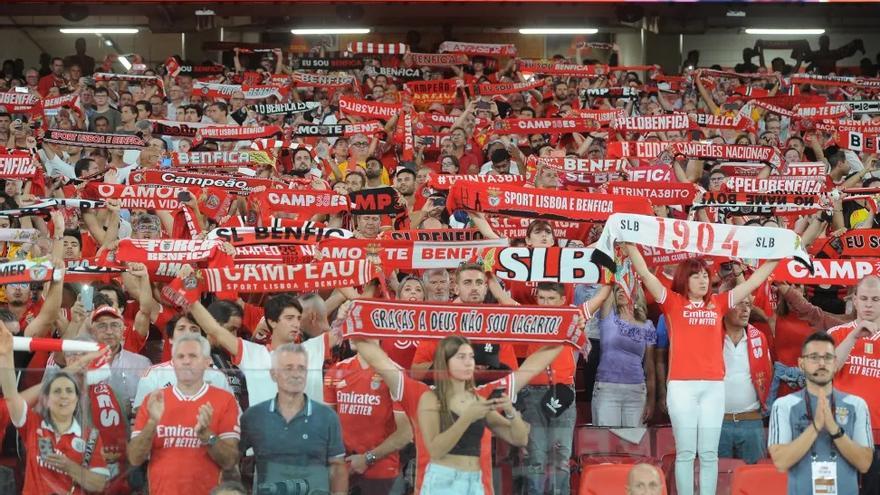 Una imagen de la afición benfiquista durante un partido en Da Luz. / N.G.