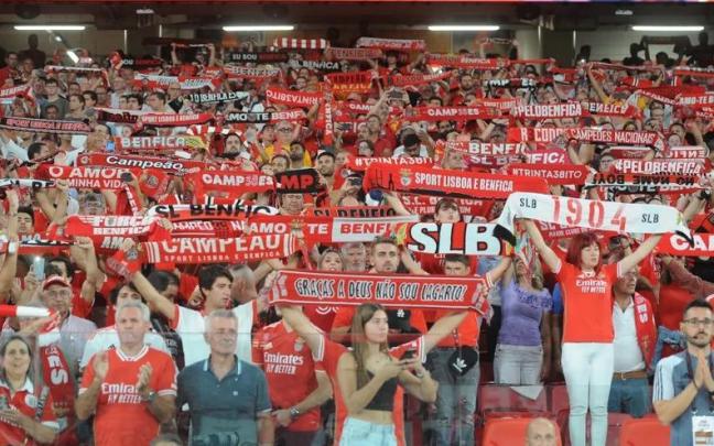 Una imagen de la afición benfiquista durante un partido en Da Luz. / N.G.