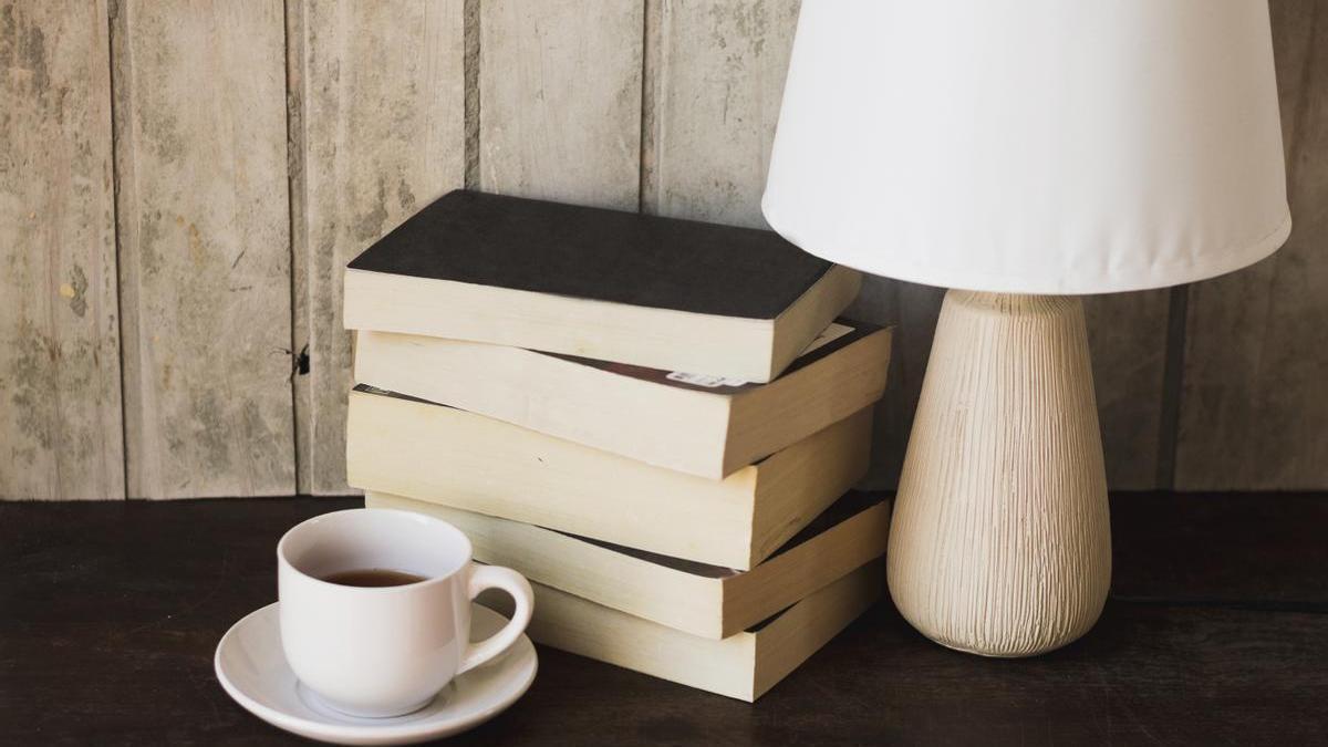 Libros en una mesilla