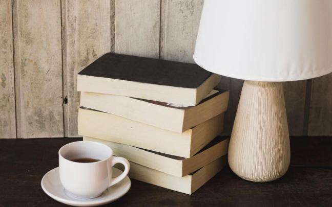 Libros en una mesilla