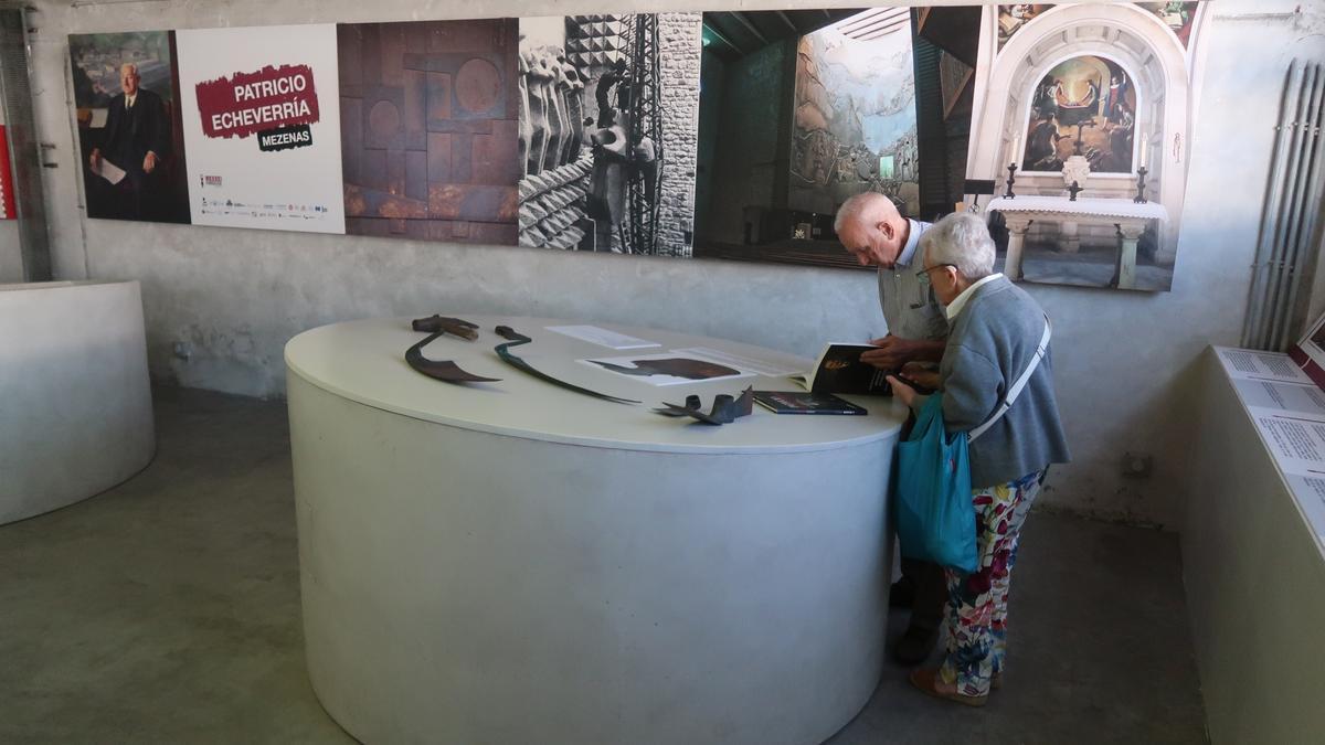 Dos legazpiarras, en la exposición sobre la labor de mecenazgo que desempeñó Patricio Echeverría.