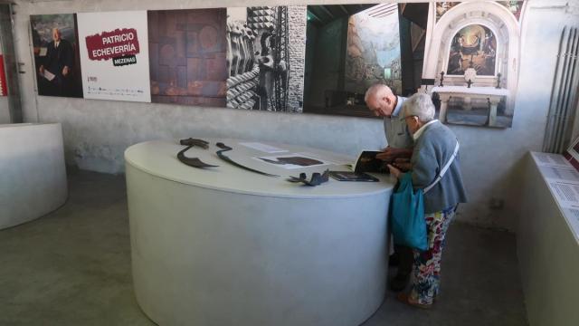 Dos legazpiarras, en la exposición sobre la labor de mecenazgo que desempeñó Patricio Echeverría.