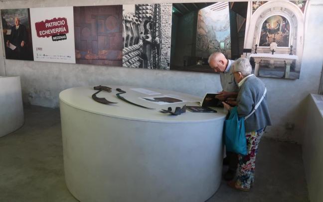 Dos legazpiarras, en la exposición sobre la labor de mecenazgo que desempeñó Patricio Echeverría.