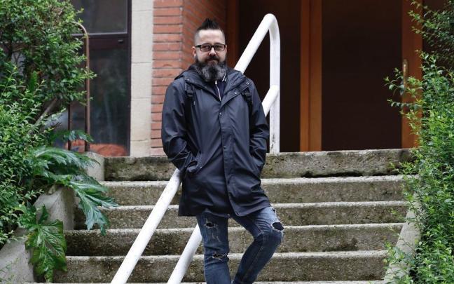 Joseba Novoa posa para este periódico. / JAVIER COLMENERO