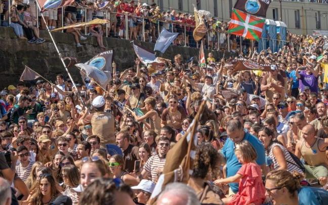 Getariarras animando a sus remeros en una edición anterior de la Bandera de La Concha.