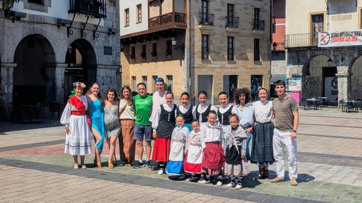 Protagonistas del ciclo de actuaciones de Azpeitia Dantzan, en la presentación del programa.