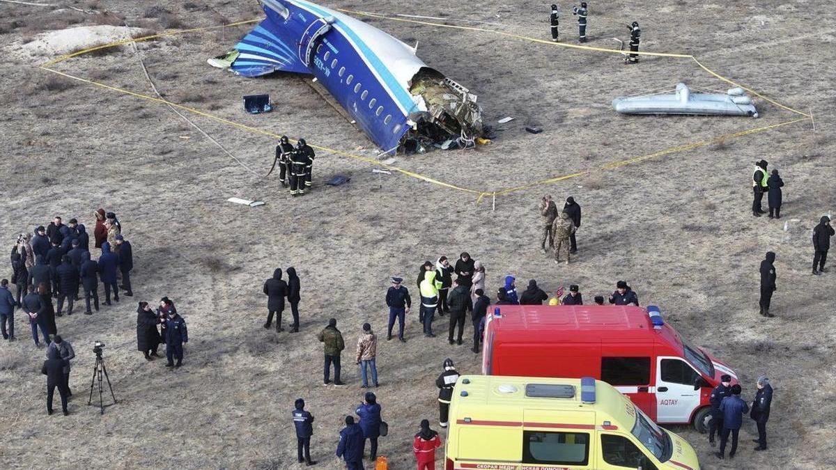 Integrantes de los cuerpos de emergencias trabajan en el lugar donde se estrelló el avión de pasajeros, cerca de Aktau.