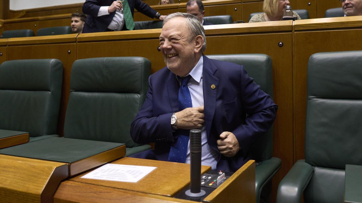 El consejero de Economía y Hacienda, Pedro Azpiazu , en el pleno del Parlamento Vasco.