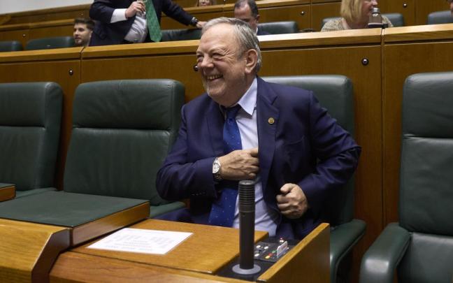 El consejero de Economía y Hacienda, Pedro Azpiazu , en el pleno del Parlamento Vasco. / Adrian Ruiz Hierro El consejero de Economía y Hacienda, Pedro Azpiazu , en el pleno del Parlamento Vasco.